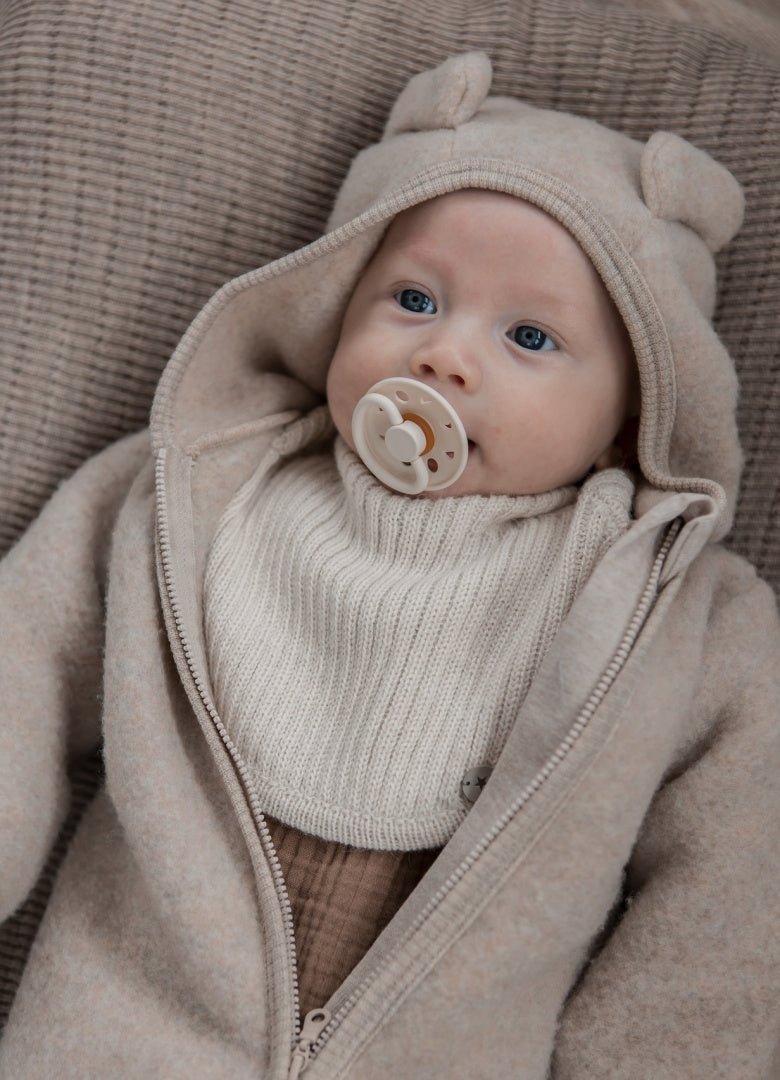 HUTTEliHUT - Pram Suit Ears Soft Wool Camel - 480107 - 2338 - Lille Univers